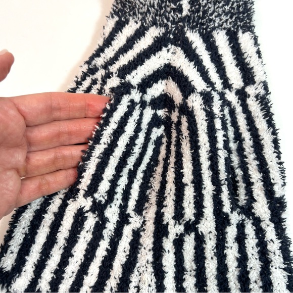 Barefoot Dreams Cozy Chic Abstract Check Dog
Sweater Size Small - Picture 7 of 16